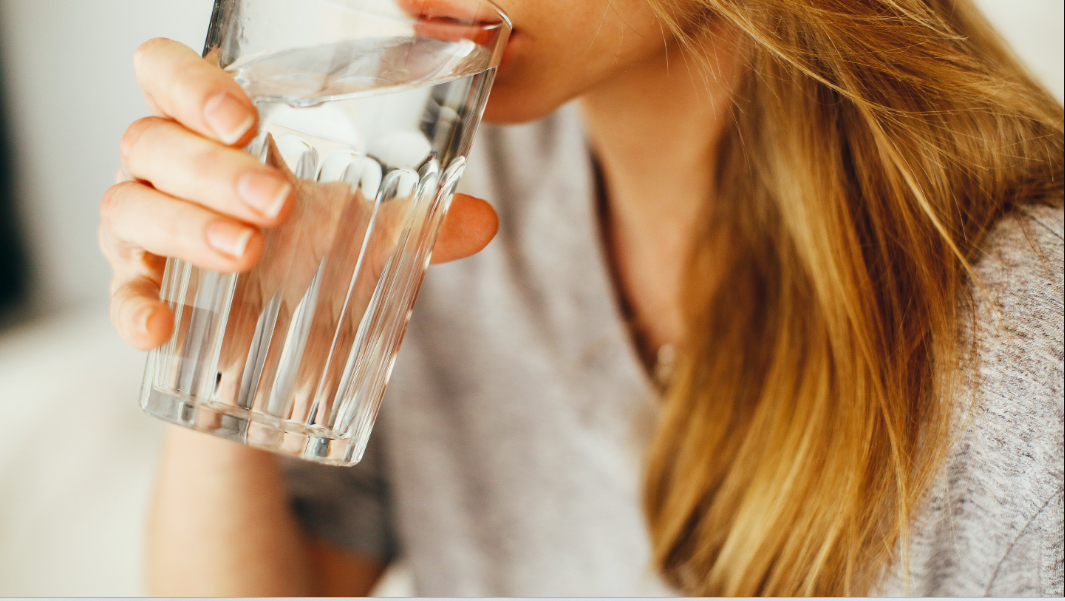 Does drinking more water make your period less heavy and less time?